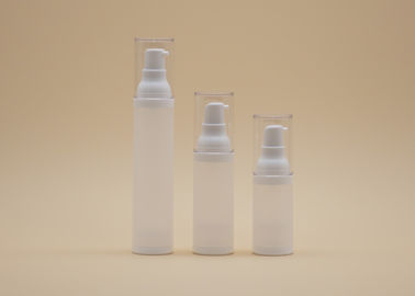 Пустой пластиковый безвоздушный насос разливает косметику по бутылкам упаковывая стабилизированное представление