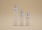 Пустой пластиковый безвоздушный насос разливает косметику по бутылкам упаковывая стабилизированное представление